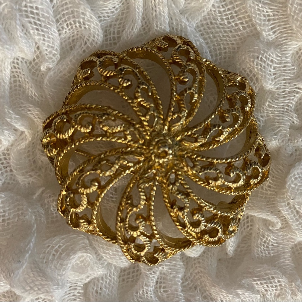 Vintage Sarah Coventry gold brooch
